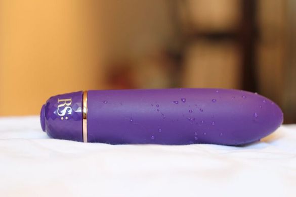 Вибропуля в чехле-клатче с петелькой на руку RIANNE S Classique Vibe Pride Deep Purple, фиолетовая картинка