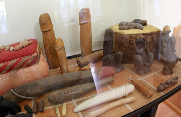 Изображение древние секс игрушки в музее