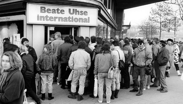 перший секс шоп Беате Узе в Берліні 1989 року (картинка)